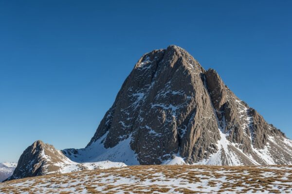 Mladý pár připravuje romantickou večeři na Valentýna v útulném pokojí s růžemi.